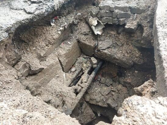 Çöken yolda 3 metrelik çukur