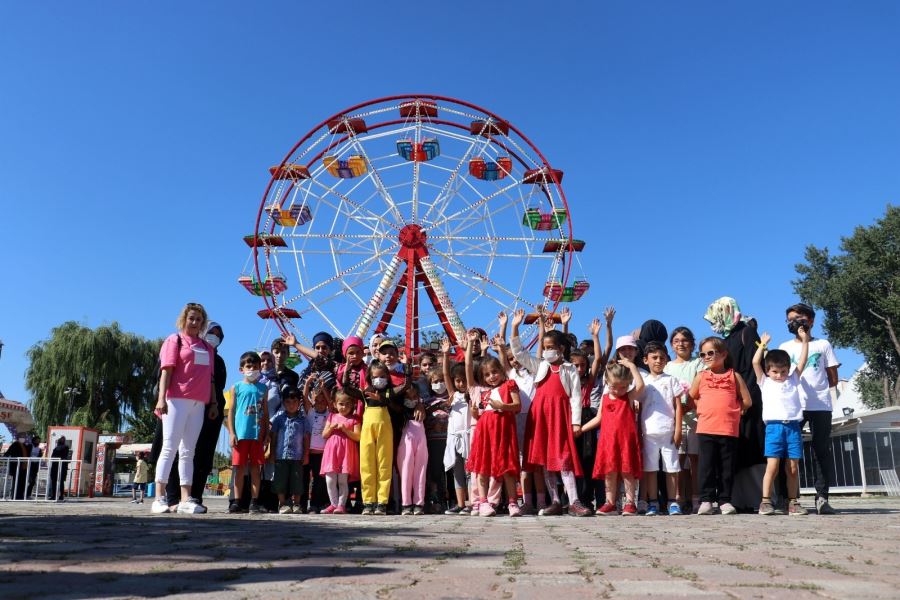 Engelli çocuklar lunaparkta eğlendi