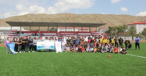 Milli güreşçi Sarıçiçek'e coşkulu karşılama