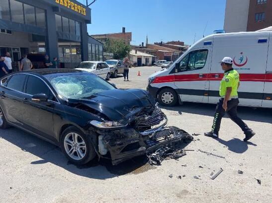 Otomobiller çarpıştı: 2 yaralı