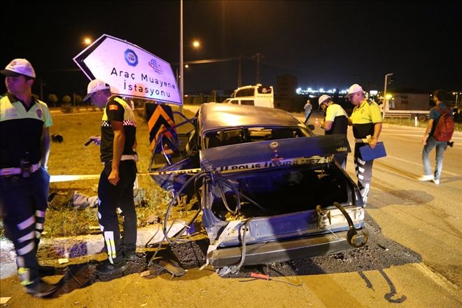 OTOMOBİLLE MİNİBÜS ÇARPIŞTI: 1 ÖLÜ, 10 YARALI