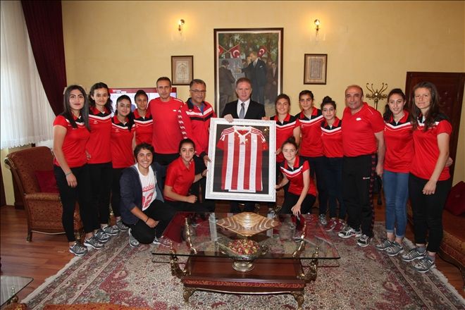 GAZİ LİSESİ KADIN FUTBOL TAKIMINDAN VALİ GÜL´E ZİYARET
