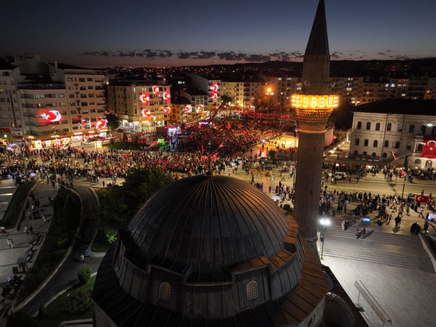 Camilerden salalar yükseldi (Video)
