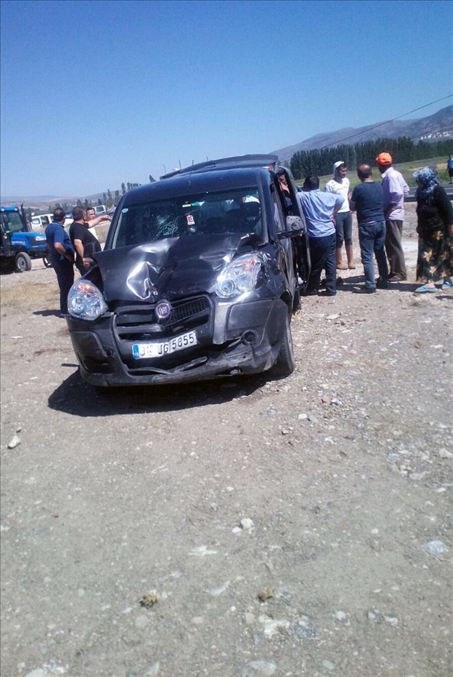 AKINCILAR´DA TRAFİK KAZASI: 3 YARALI