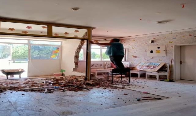 Tatillerini okulun bakımını yaparak geçiriyor