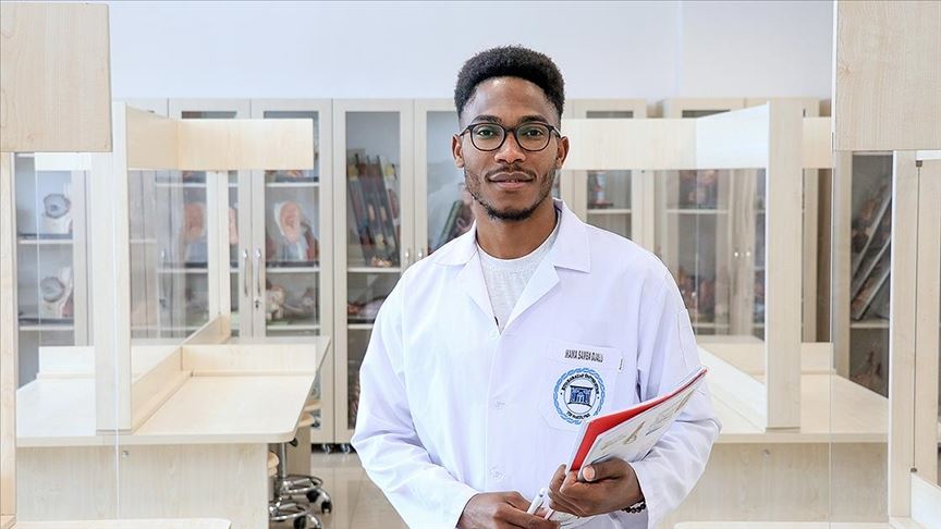 Sivas'ta aldığı eğitimle doktor olacak