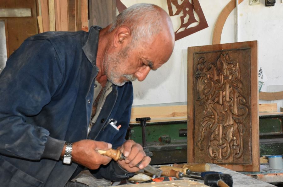 Yarım asırdır ahşabı sanata dönüştürüyor