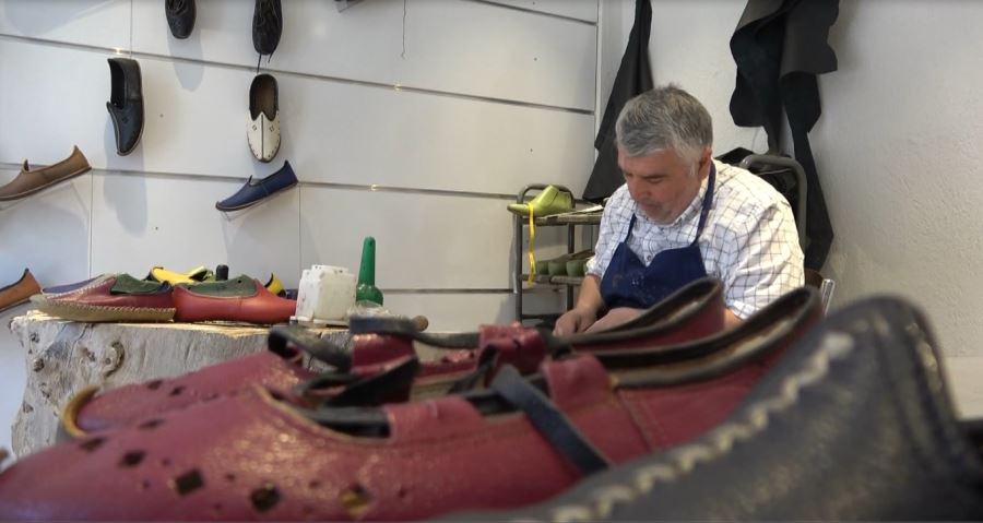 Mesleğini yaşatmaya çalışıyor (Video)