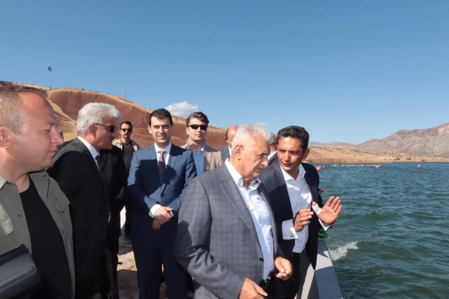 Balık tesisinde incelemelerde bulundu