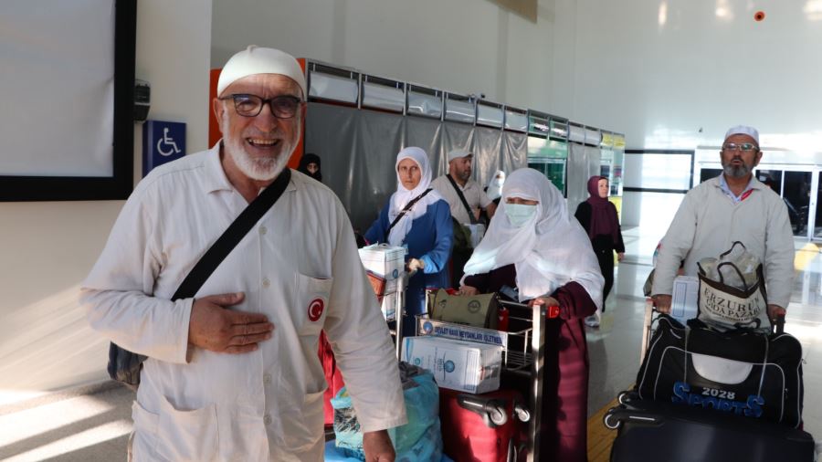 Hacılar çiçeklerle karşılandı