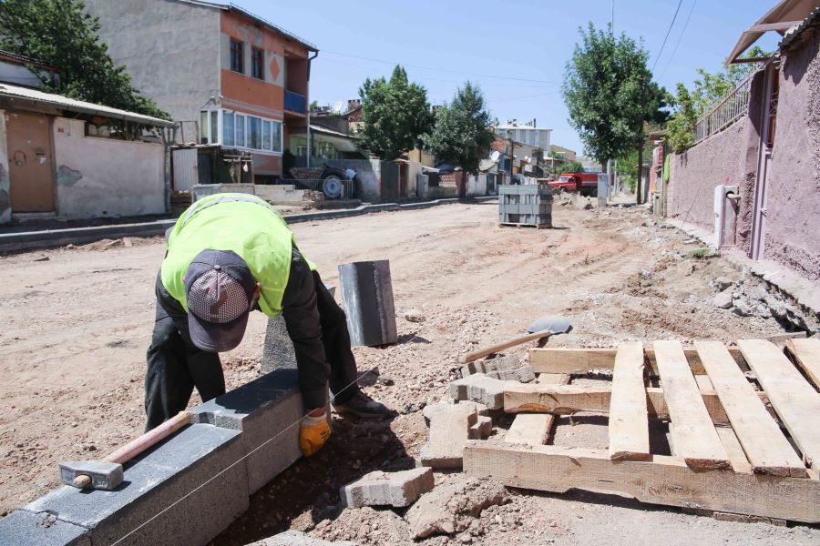 Cadde yenileme çalışmaları sürüyor