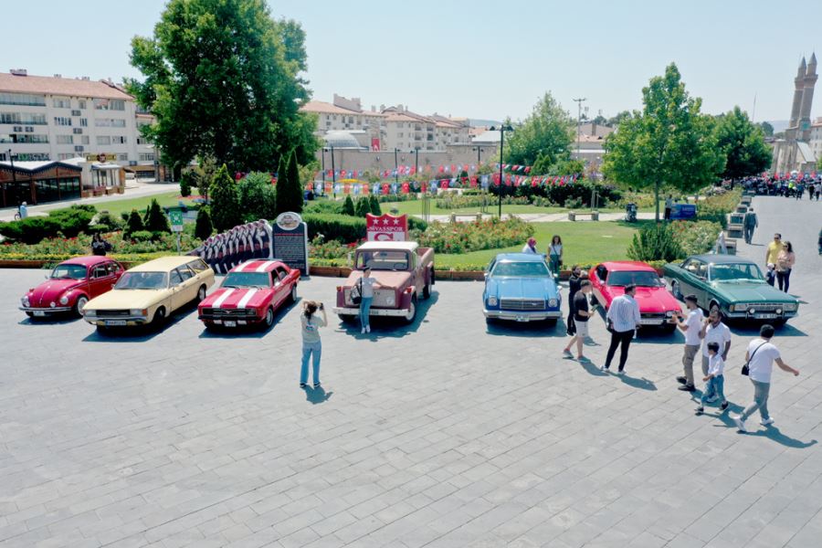 Sivas'ta "Gardaşlık Festivali"nde klasik otomobil ve motosiklet korteji düzenlendi