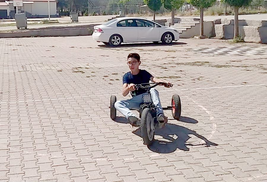 Ortaokul öğrencisi Cemal, hurdalardan elektrikli skuter ve drift trike yaptı