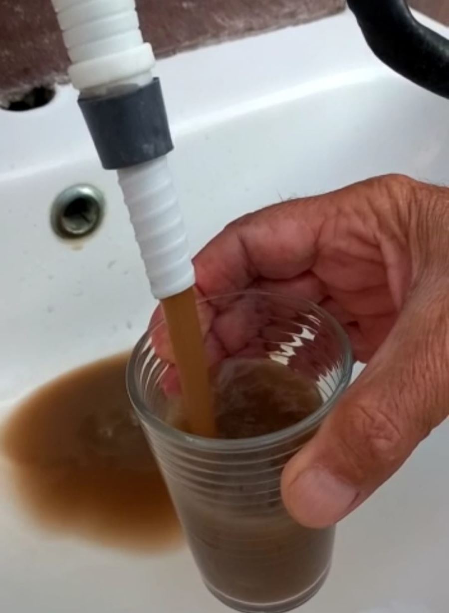 ‘MUSLUKLARDAN ÇAMUR AKIYOR’