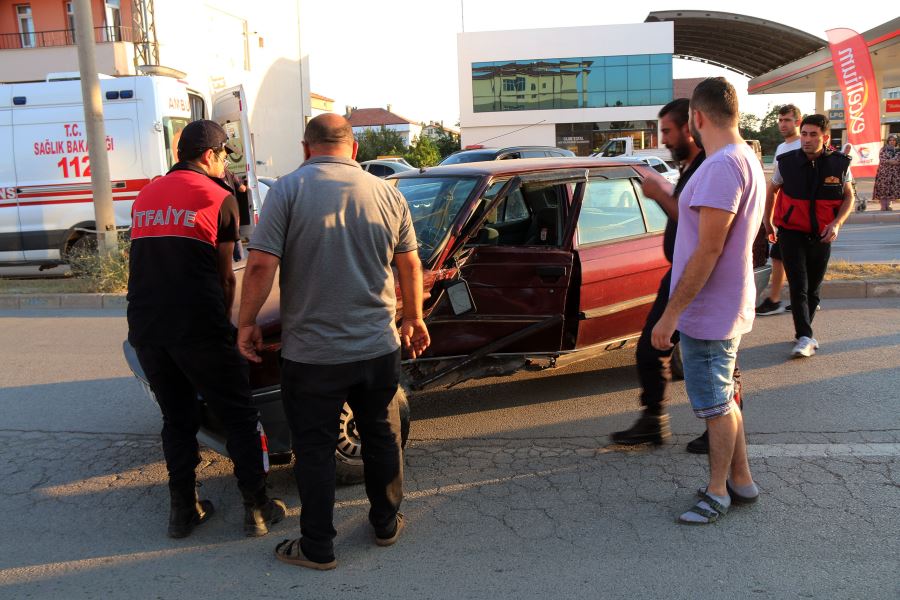 Sivas'ta otomobil ile hafif ticari aracın çarpıştığı kazada 1 kişi yaralandı