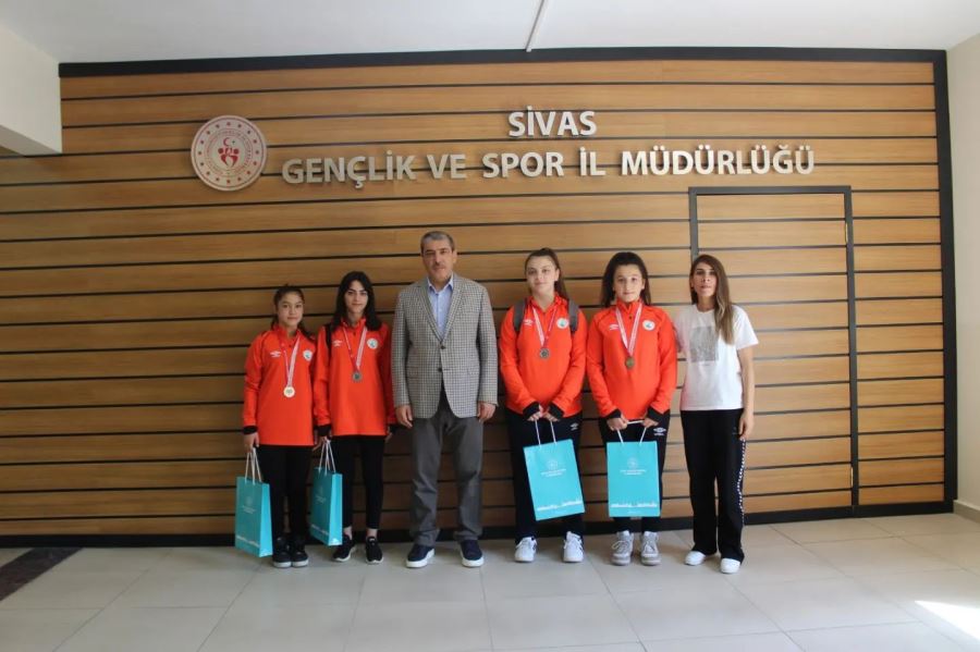 Hentbolcuları tebrik etti