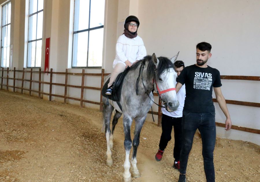 Sivas'ta engelliler atlı terapi ve kurslarla moral depoluyor