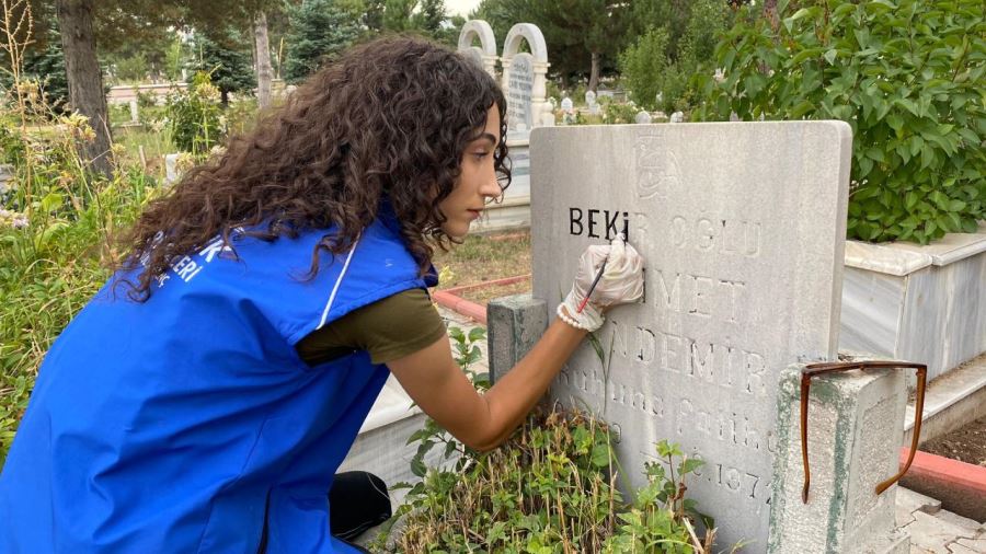 Mezar taşlarının silinen yazılarını yenilediler