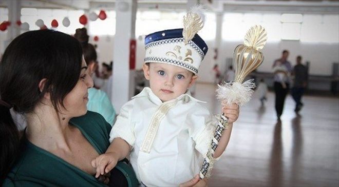 ?ÇOCUKLAR 2 YAŞINA KADAR SÜNNET OLMALI?