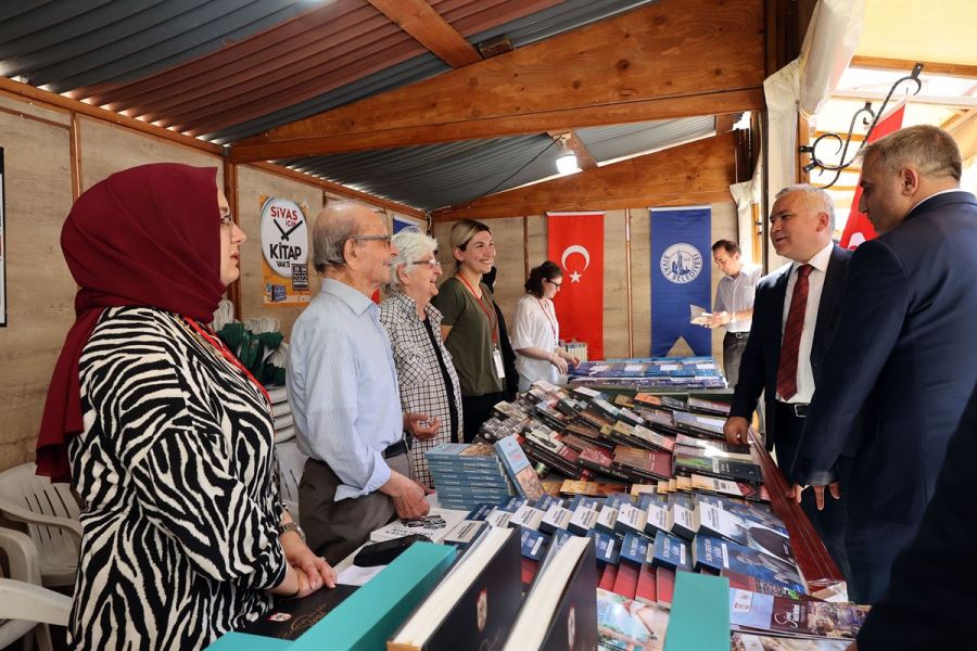 KİTAP FUARINA 100 BİN ZİYARETÇİ