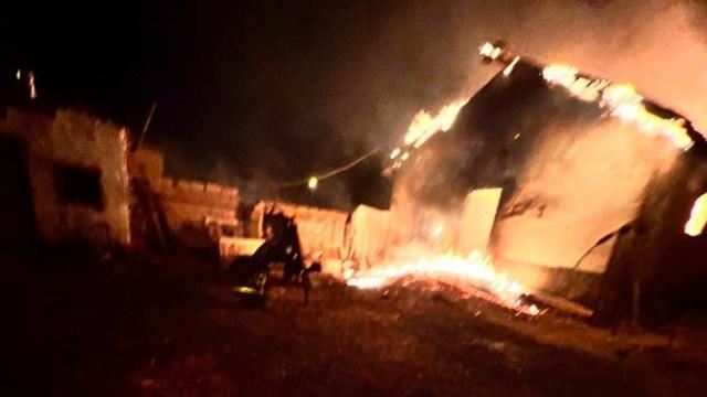 Depo olarak kullanılan ahır yandı