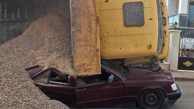 Otomobilin üzerine kamyon devrildi (Video)