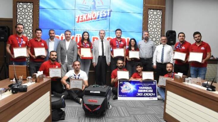 TEKNOFEST'te başarılı olan 2 takım altınla ödüllendirildi