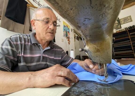 Divriği'nin 'Diplomalı' terzisi 54 yıldır mesaide