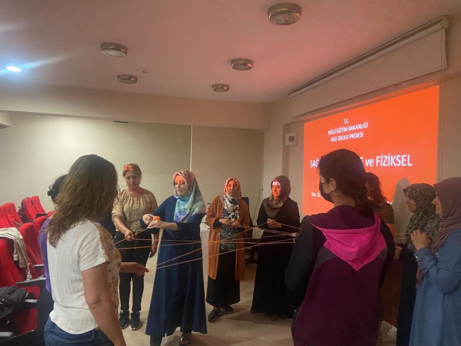 Aile okulu eğitimleri devam ediyor