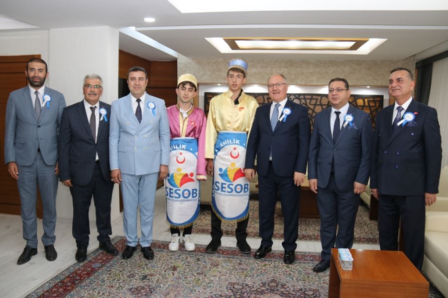 Yılın Ahileri kaftanlarını giydi