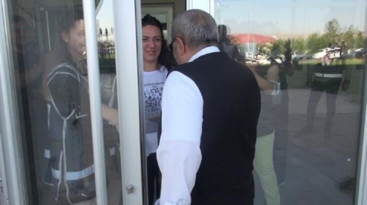 Sınav kimliğini yetiştiren babaya görevlilerden alkışlı karşılama (Video)