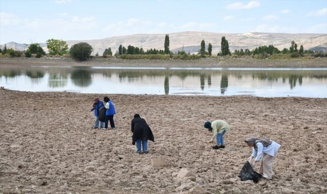 Gönüllü gençler 100 poşet çöp topladı