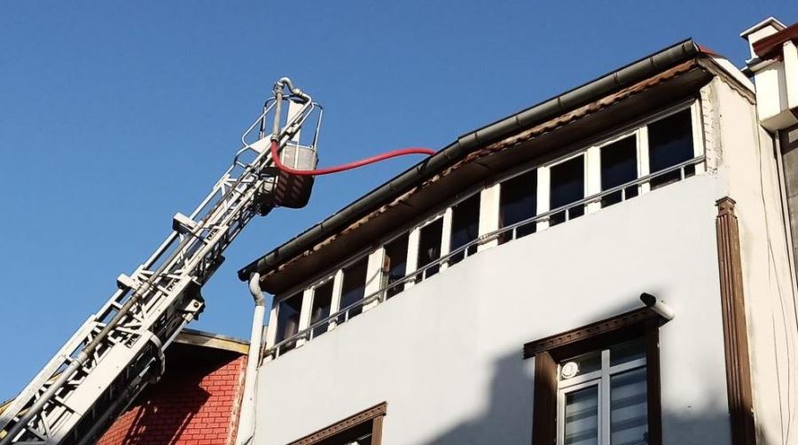 Çatı yangını korkuttu