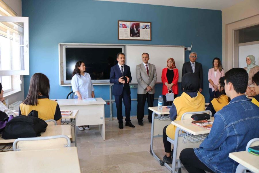 Öğretmen ve öğrencileri dinledi