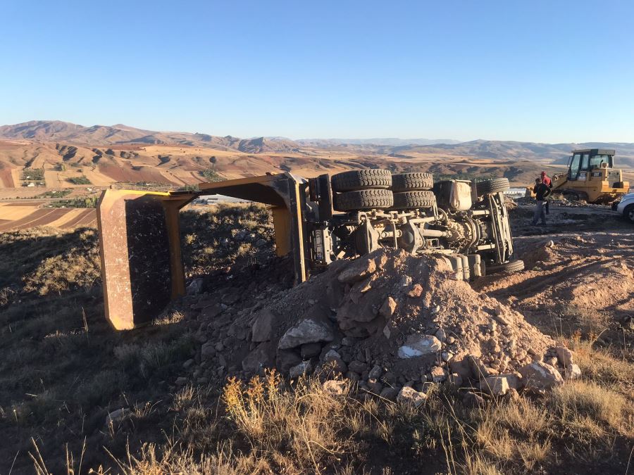 Hafriyat kamyonu devrildi (Video)