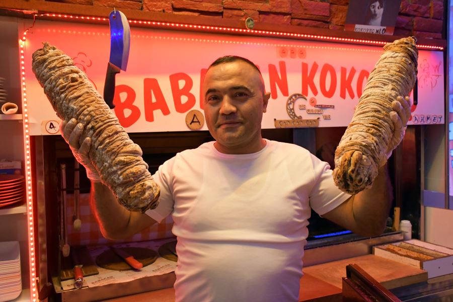 Ritimle müşterilerine kokoreç hazırlıyor