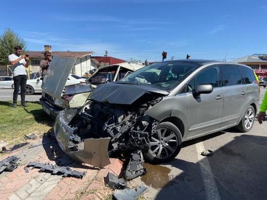 Otomobiller kavşakta çarpıştı: 3 yaralı