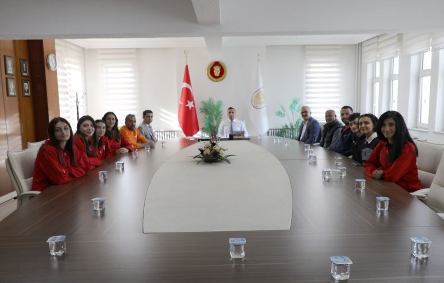 Voleybol takımına başarı diledi