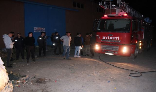 Geri dönüşüm deposunda yangın (Video)