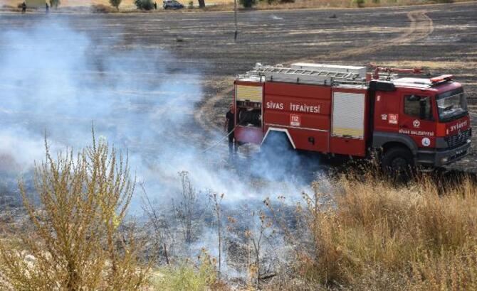 Anız yangınını itfaiye söndürdü