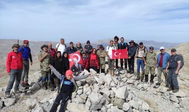 Dağcılar Yılanlı Dağı'nın zirvesine tırmandı