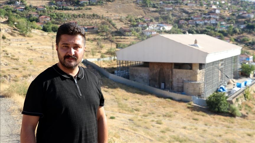 Ulu Cami'ye gönüllü rehberlik yapıyor (Video)