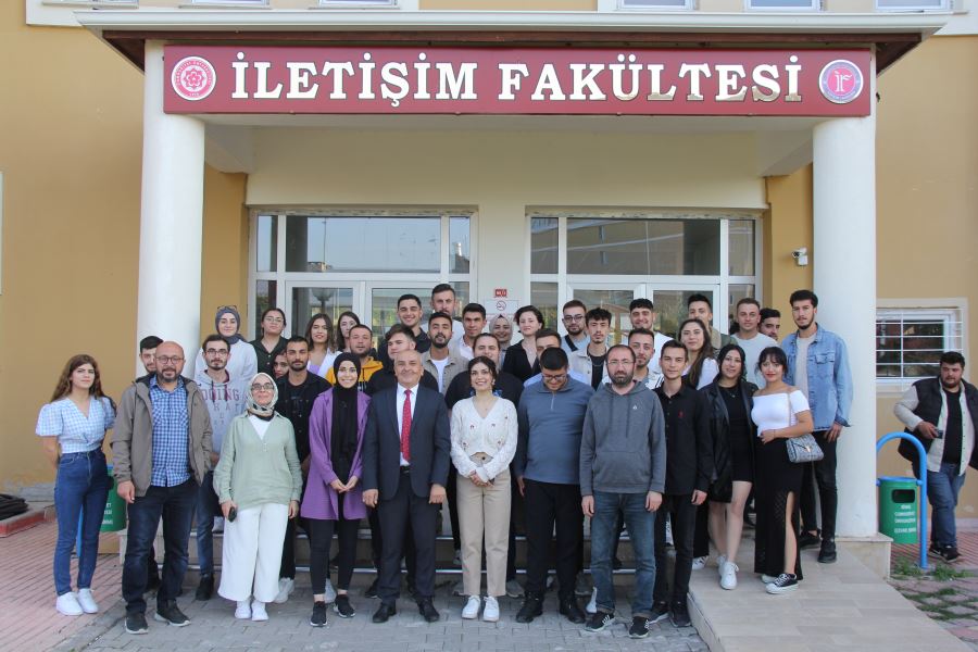 KARAHAN GELECEĞİN GAZETECİLERİYLE BULUŞTU