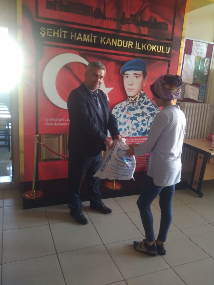 Okul müdürü yüreklere dokunuyor