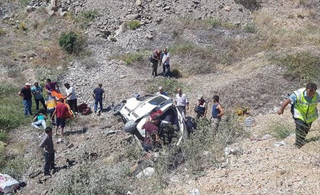 HAFİF TİCARİ ARAÇ UÇURUMDAN YUVARLANDI: 1 ÖLÜ, 4 YARALI