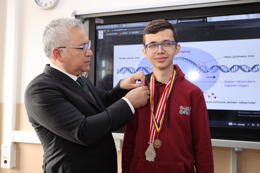 Validen başarılı öğrenciye ziyaret