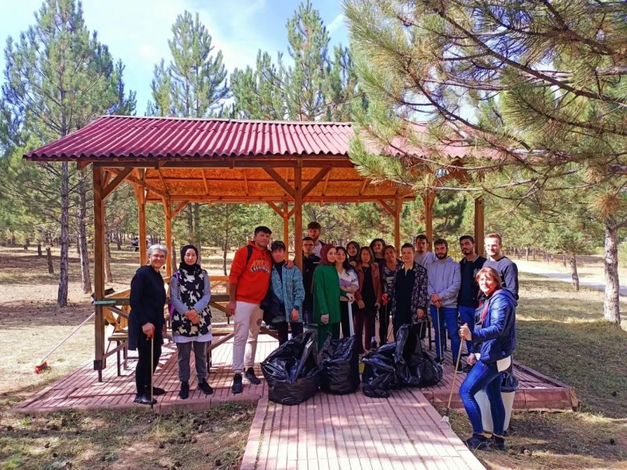 ÖĞRENCİLER ÇEVRE TEMİZLİĞİ YAPTI
