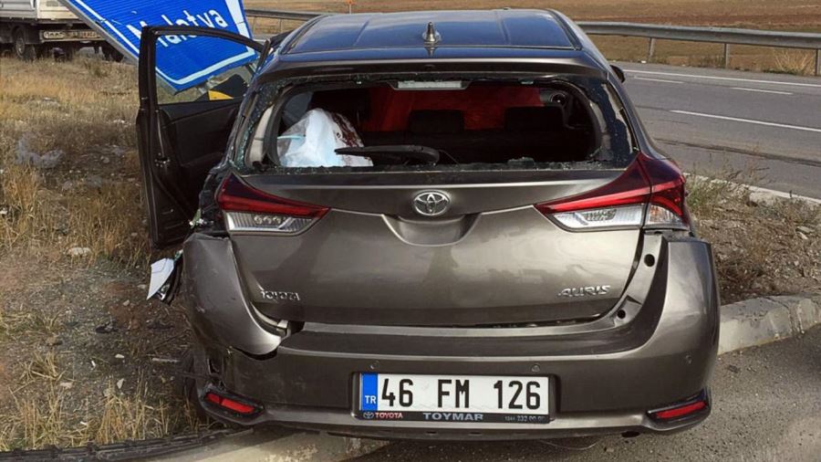 Otomobil ile kamyonet çarpıştı: 2 yaralı