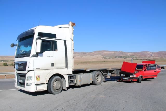 TIR ile otomobil çarpıştı: 3 yaralı
