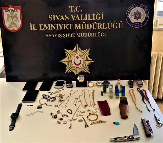 Evlerden hırsızlık yaptıkları iddiasıyla 2 şüpheli tutuklandı